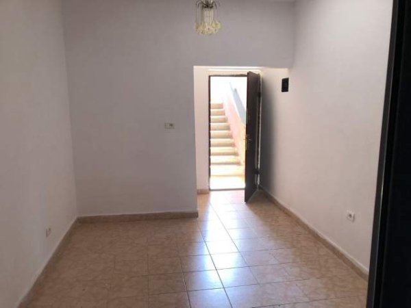 Tirane, jepet me qera 1+1+BLK Kati 2, 70 m² 300 Euro (Rruga Dora Distria)