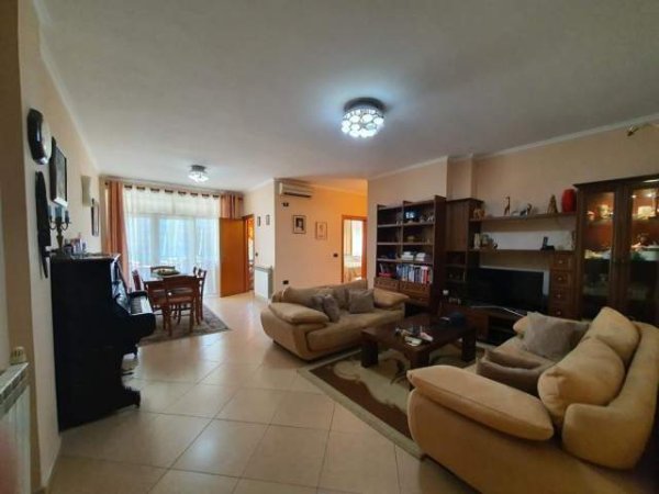 Tirane, jepet me qera apartament 2+1+BLK Kati 3, 103 m² 1.200 Euro (Prane Air Albania)