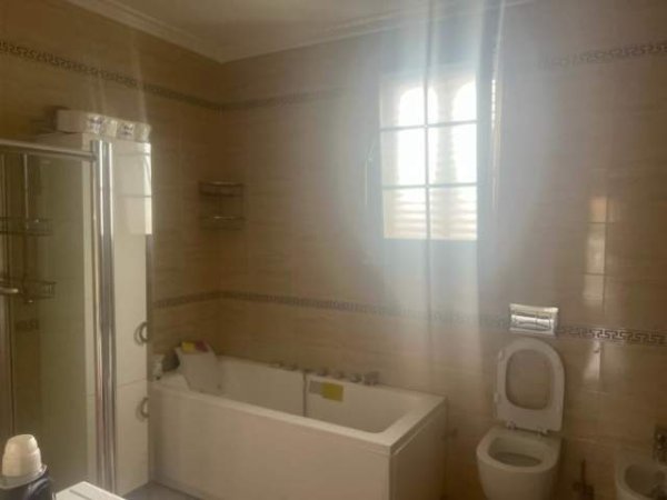 Tirane, jepet me qera Vile 3+1 Kati 2, 178 m² 650 Euro (Allias)