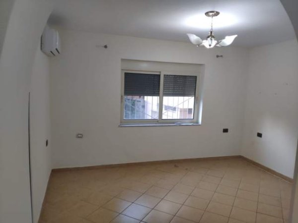 Tirane, jepet me qera 2+1 Kati 9, 88 m² 470 Euro (Xhamllik)