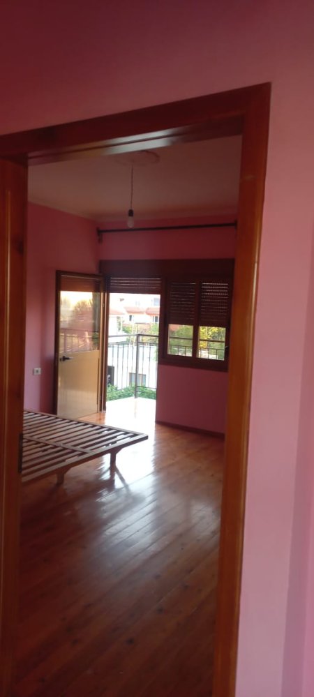 Tirane, jepet me qera Vile 2+1+BLK Kati 4, 98 m² 35.000 Leke (Rruga Tonin Harapi)