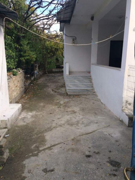 Tirane, jepet me qera apartament 3+1 Kati 0, 140 m² 35.000 Leke (Kombinat)