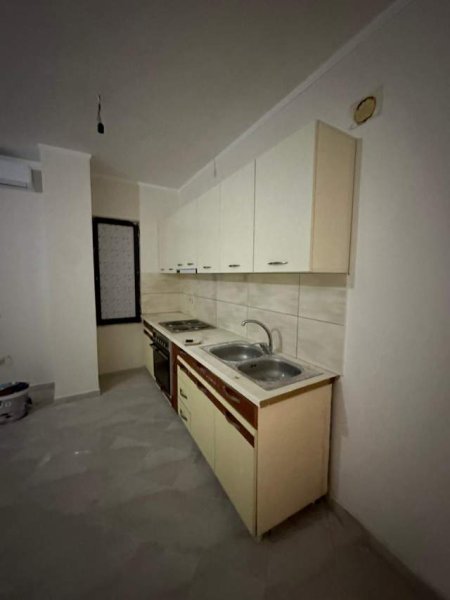 Tirane, jepet me qera apartament 1+1+BLK Kati 4, 75 m² 30.000 Leke (Yzberisht)