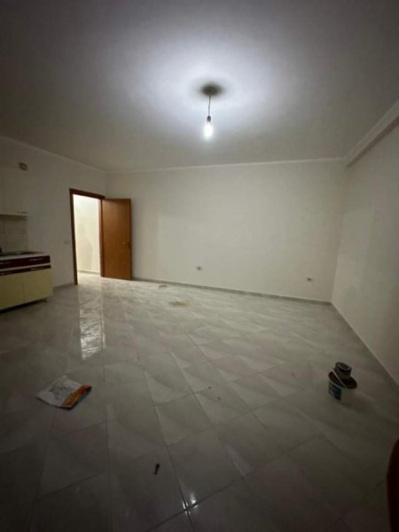 Tirane, jepet me qera apartament 1+1+BLK Kati 4, 75 m² 30.000 Leke (Yzberisht)