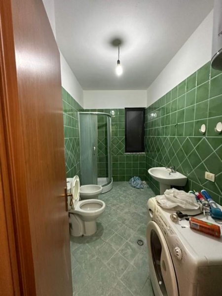 Tirane, jepet me qera apartament 1+1+BLK Kati 4, 75 m² 30.000 Leke (Yzberisht)