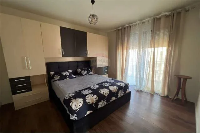 Tirane, jepet me qera apartament 2+1 120 m² 650 Euro