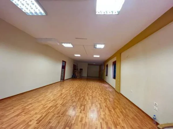 Tirane, jepet me qera ambjent biznesi Kati 1, 200 m² 900 Euro (BILL KLINTON)