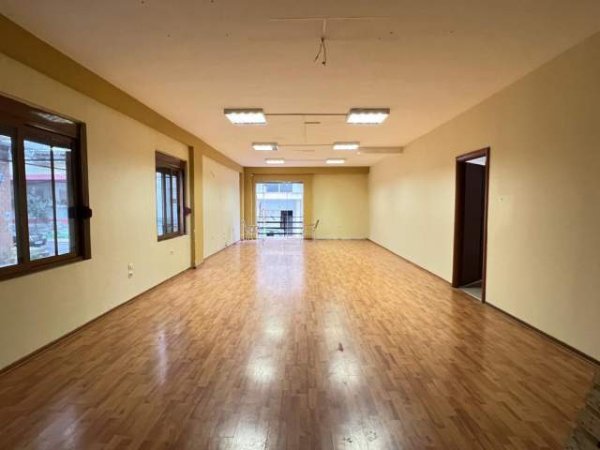 Tirane, jepet me qera ambjent biznesi Kati 1, 200 m² 900 Euro (BILL KLINTON)