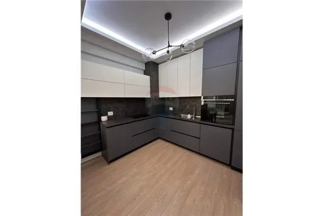 Tirane, jepet me qera apartament 2+1 84 m² 750 Euro