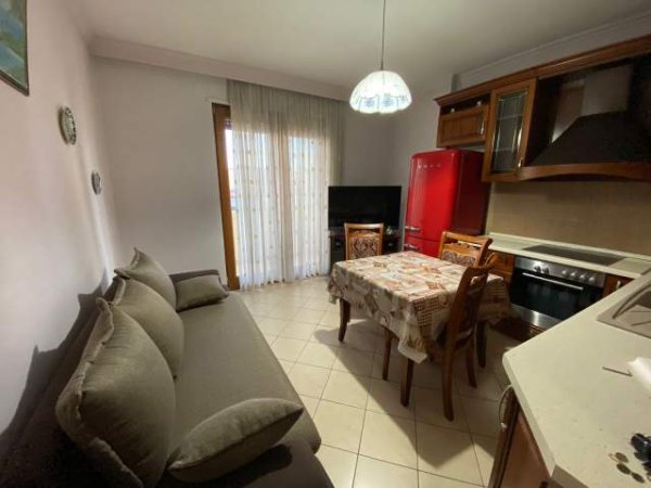 Tirane, jepet me qera apartament 1+1 Kati 6, 57 m² 500 Euro (Rruga e Barrikadave)