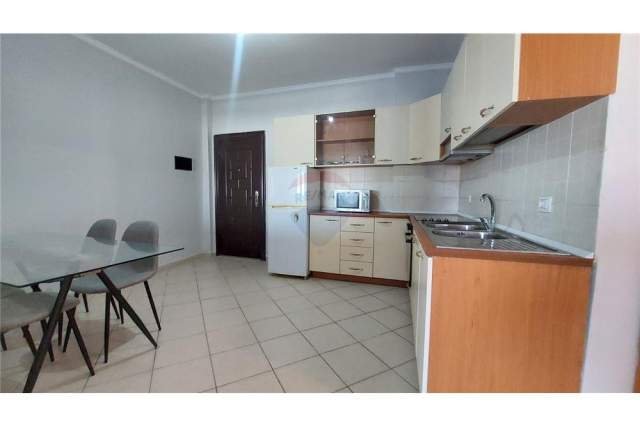 Tirane, jepet me qera apartament 3+1+BLK Kati 10, 85 m² 580 Euro (Rr. Dhimiter Shuteriqi)
