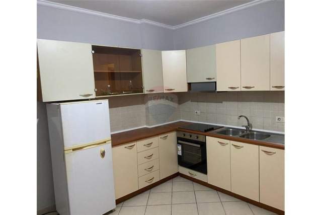 Tirane, jepet me qera apartament 3+1+BLK Kati 10, 85 m² 580 Euro (Rr. Dhimiter Shuteriqi)