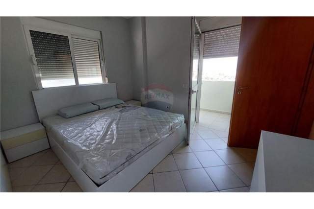 Tirane, jepet me qera apartament 3+1+BLK Kati 10, 85 m² 580 Euro (Rr. Dhimiter Shuteriqi)