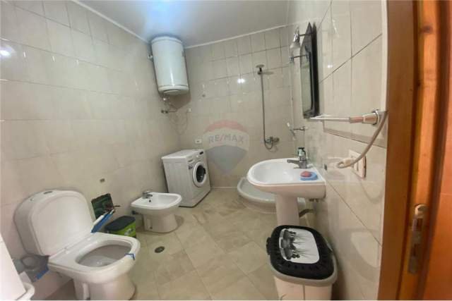 Tirane, jepet me qera apartament 3+1+BLK Kati 10, 85 m² 580 Euro (Rr. Dhimiter Shuteriqi)