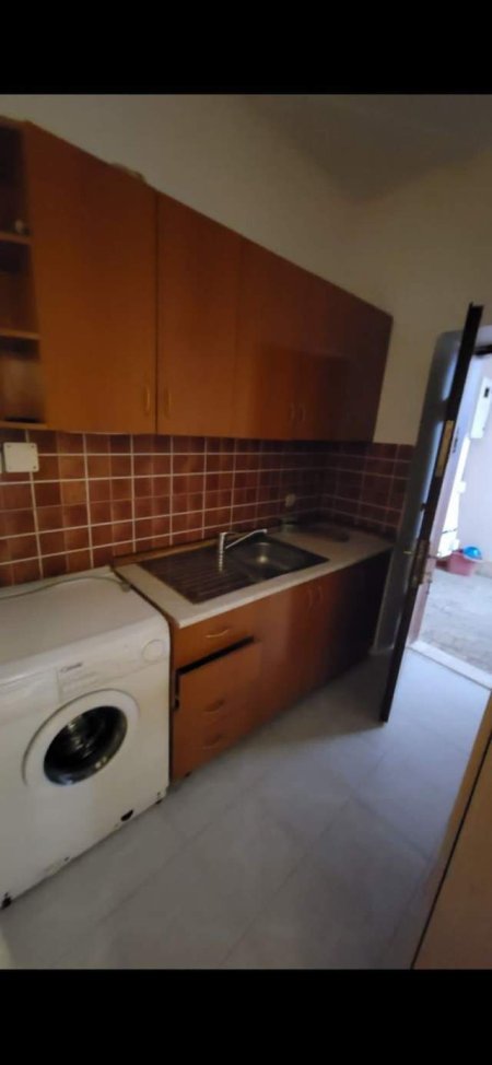 Tirane, jepet me qera garsonier Kati 1, 40 m² 25.000 Leke (Rruga e Kavajes)