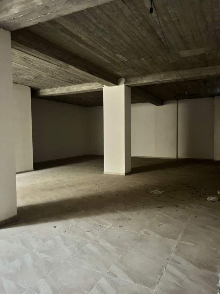 Tirane, jepet me qera Kati -1, 260 m² 1.000 Euro