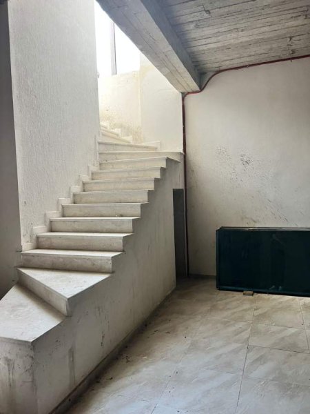Tirane, jepet me qera Kati -1, 260 m² 1.000 Euro