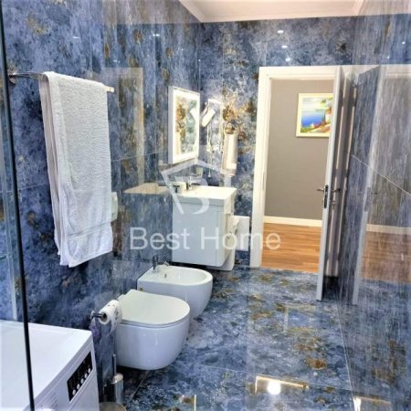 Tirane, jepet me qera apartament 1+1+BLK Kati 3, 70 m² 650 Euro (Bllok, prane Petro Ninit)