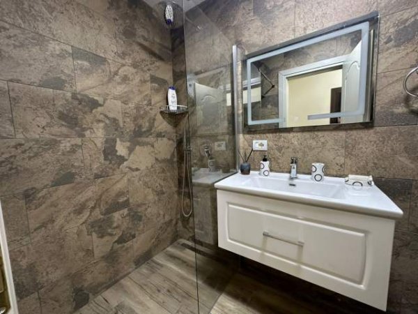 Tirane, jepet me qera apartament 2+1 Kati 5, 104 m² 450 Euro (Unaza e Re)