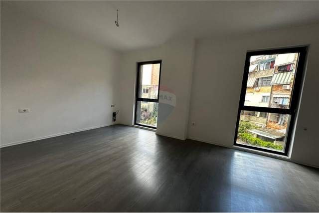 Tirane, jepet me qera apartament 1+1 Kati 1, 76 m² 800 Euro (Rr.Kosovareve)