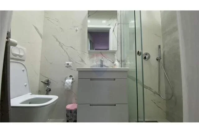 Tirane, jepet me qera apartament 2+1 110 m² 1.000 Euro