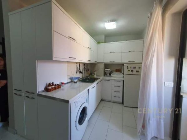 Shitet apartament 1+1 tek  Ish Fusha e Aviacionit / 90.000 Euro