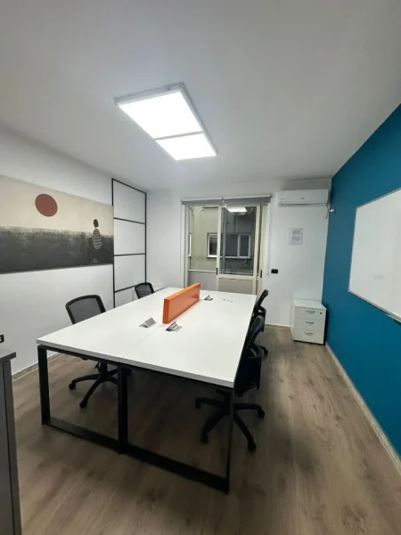 Tirane, jepet me qera zyre Kati 1, 140 m² 2.500 € (Bllok)