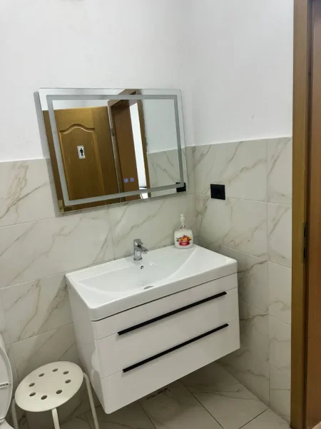 Tirane, jepet me qera zyre Kati 1, 140 m² 2.500 € (Bllok)