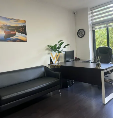 Tirane, jepet me qera zyre Kati 2, 10 m² 220 € (ISH EKSPOZITA)
