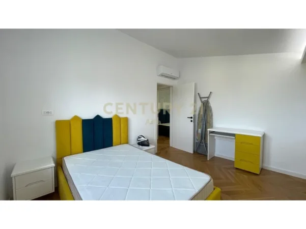 Tirane, jepet me qera apartament 3+1 Kati 5, 200 m² 2.000 € (Kopshti Botanik)