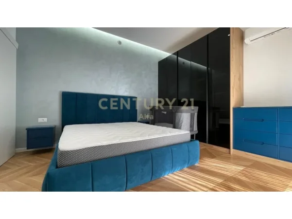 Tirane, jepet me qera apartament 3+1 Kati 5, 200 m² 2.000 € (Kopshti Botanik)