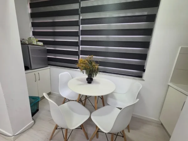Tirane, jepet me qera ambjent biznesi Kati 2, 63 m² 550 € (Shkolla e Baletit)