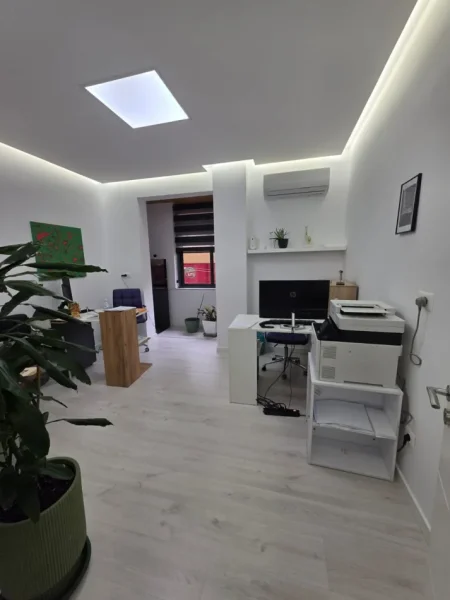 Tirane, jepet me qera ambjent biznesi Kati 2, 63 m² 550 € (Shkolla e Baletit)