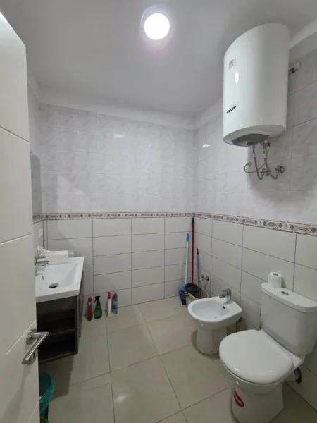 Tirane, jepet me qera ambjent biznesi Kati 2, 63 m² 550 € (Shkolla e Baletit)