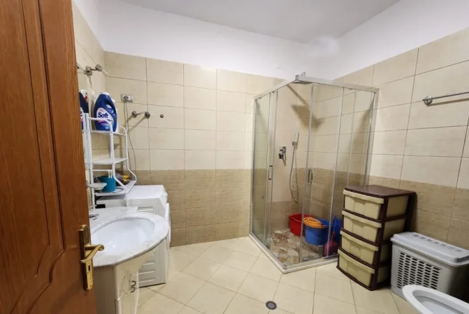 Tirane, jepet me qera apartament 2+1 Kati 4, 100 m² 800 € (Rruga E Kavajes)