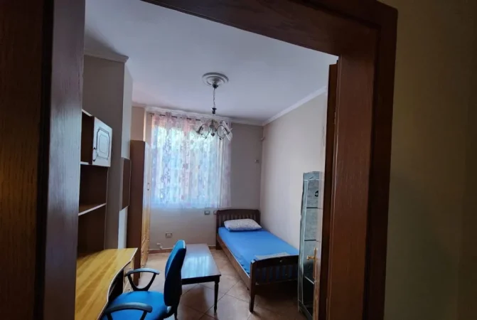 Tirane, jepet me qera apartament 2+1 Kati 4, 100 m² 800 € (Rruga E Kavajes)
