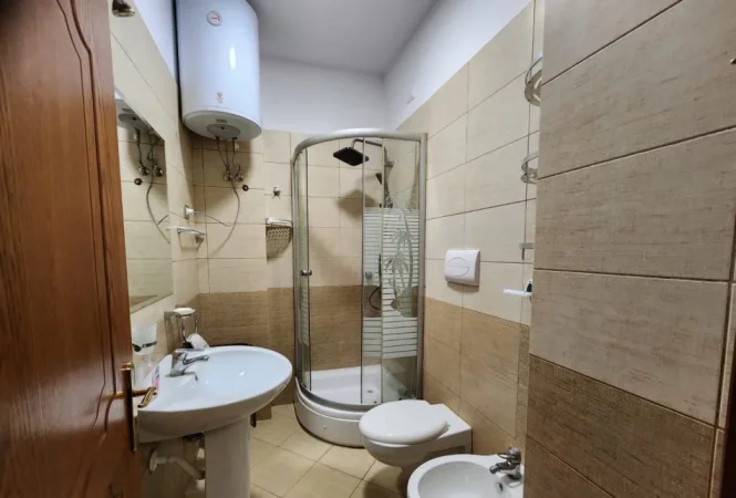 Tirane, jepet me qera apartament 2+1 Kati 4, 100 m² 800 € (Rruga E Kavajes)