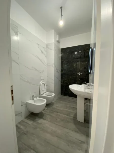 Tirane, jepet me qera ambjent biznesi Kati 6, 70 m² 700 € (Komuna Parisit)