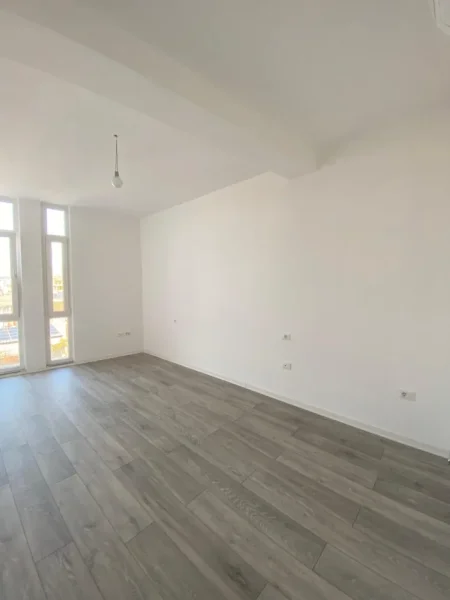 Tirane, jepet me qera ambjent biznesi Kati 6, 70 m² 700 € (Komuna Parisit)