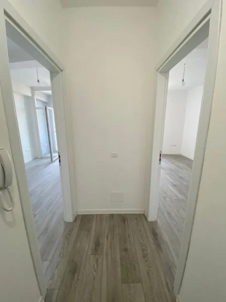 Tirane, jepet me qera ambjent biznesi Kati 6, 70 m² 700 € (Komuna Parisit)