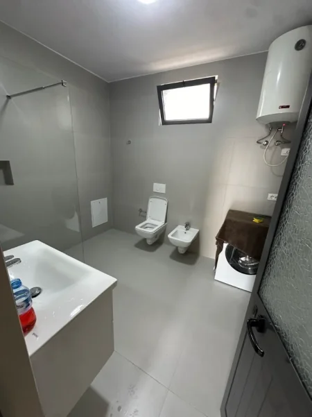 Tirane, jepet me qera  2+1+Ballkon kati 2 i nje vile, 110 m². Cmimi 400 € (Rruga Balla)