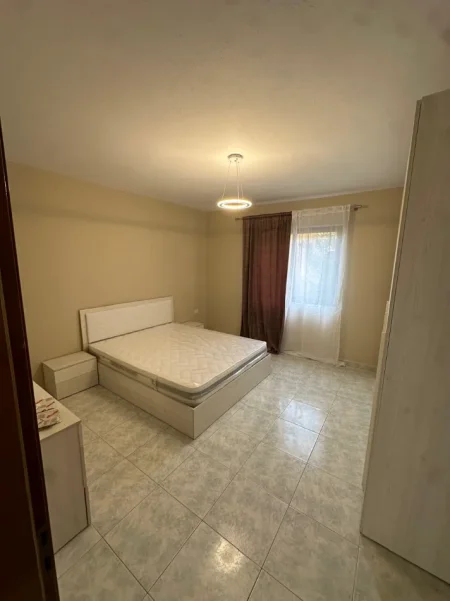 Tirane, jepet me qera  2+1+Ballkon kati 2 i nje vile, 110 m². Cmimi 400 € (Rruga Balla)