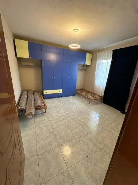 Tirane, jepet me qera  2+1+Ballkon kati 2 i nje vile, 110 m². Cmimi 400 € (Rruga Balla)