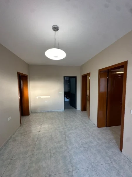 Tirane, jepet me qera  2+1+Ballkon kati 2 i nje vile, 110 m². Cmimi 400 € (Rruga Balla)