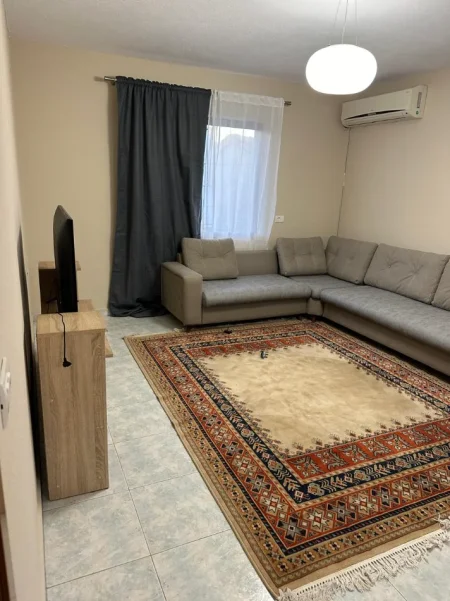 Tirane, jepet me qera  2+1+Ballkon kati 2 i nje vile, 110 m². Cmimi 400 € (Rruga Balla)