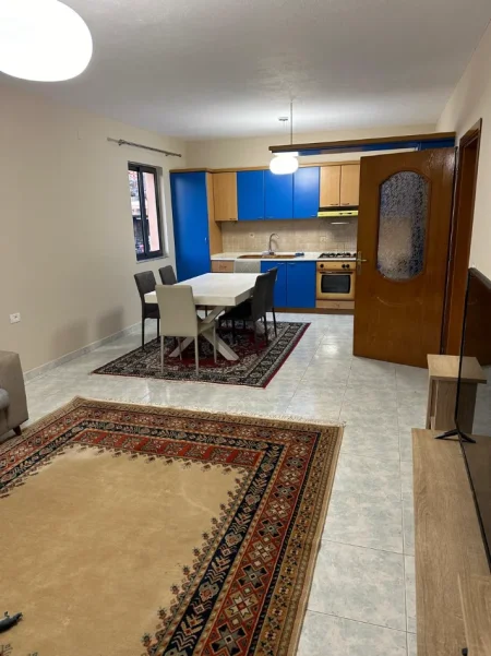 Tirane, jepet me qera  2+1+Ballkon kati 2 i nje vile, 110 m². Cmimi 400 € (Rruga Balla)