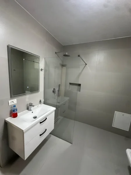 Tirane, jepet me qera  2+1+Ballkon kati 2 i nje vile, 110 m². Cmimi 400 € (Rruga Balla)