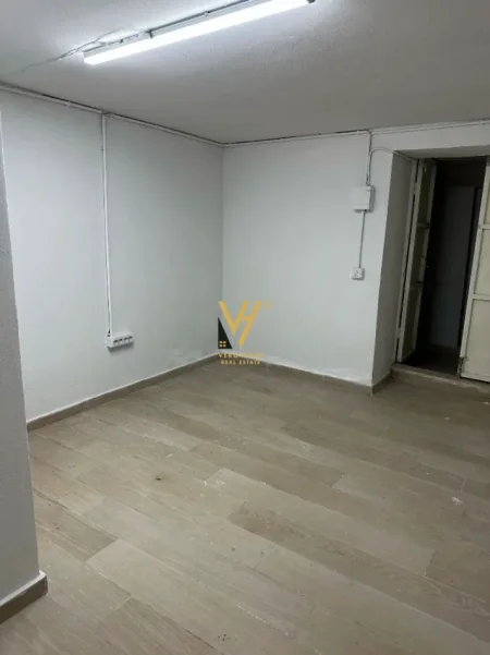 Tirane, jepet me qera ambjent biznesi Kati -1, 16 m² 300 € (STADIUMI DINAMO)