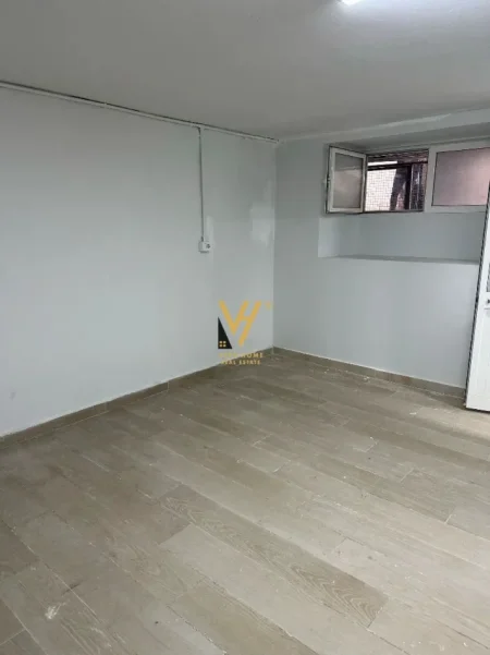 Tirane, jepet me qera ambjent biznesi Kati -1, 16 m² 300 € (STADIUMI DINAMO)