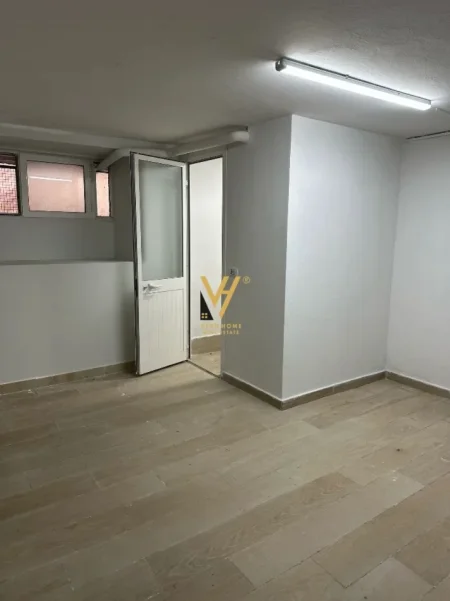 Tirane, jepet me qera ambjent biznesi Kati -1, 16 m² 300 € (STADIUMI DINAMO)